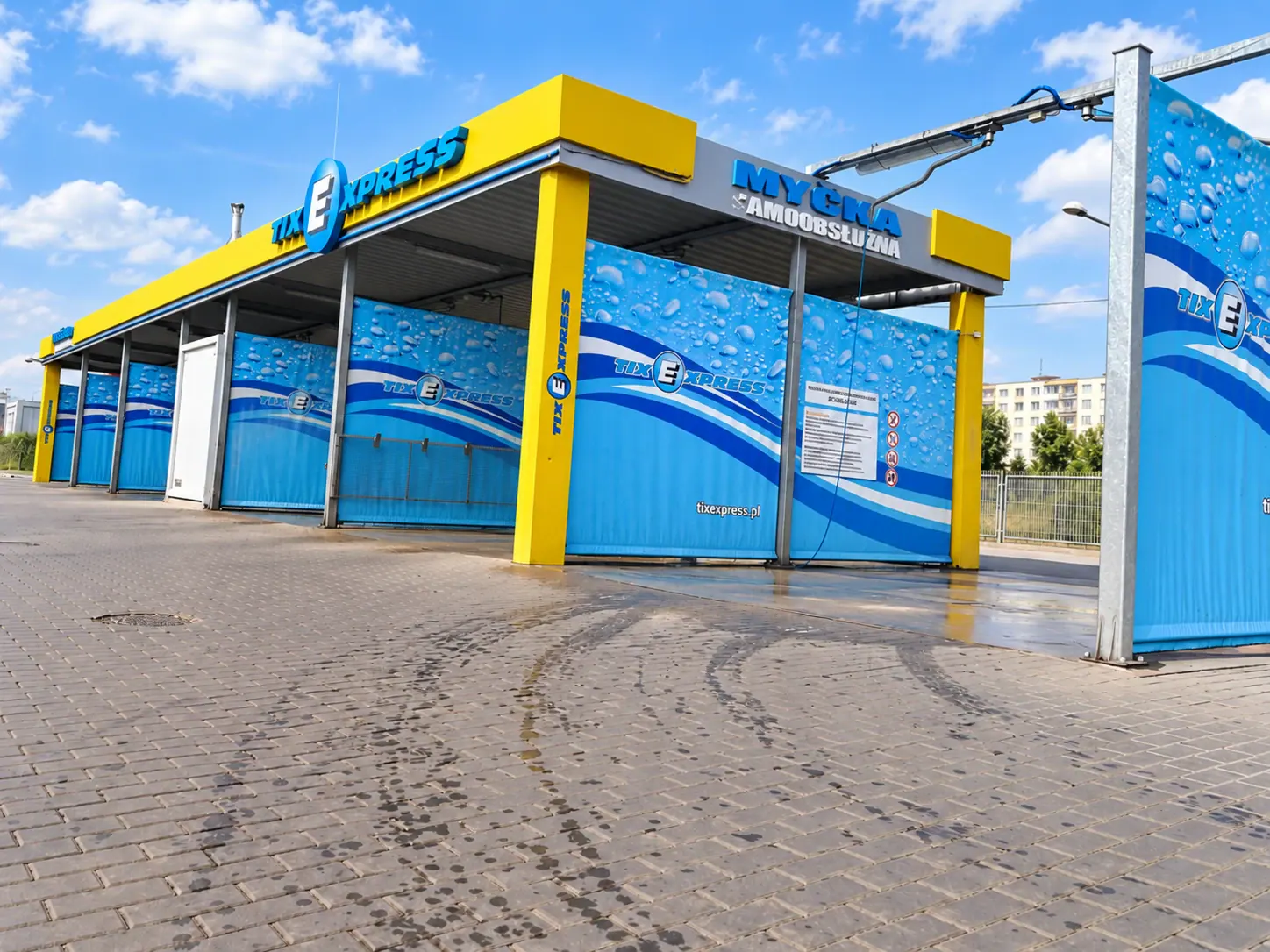 Myjnia w Chomutovie przed modernizacją z niebieskimi grafikami i żółtymi słupami