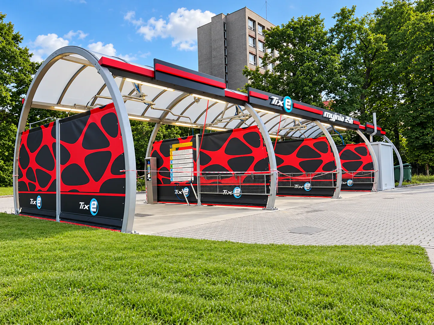 Zbliżenie zabudowy i oznakowania myjni w Zabrzu po modernizacji TIXE